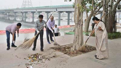 CM Rekha Gupta takes part in the clean-up drive at Vasudev Ghat. (Sanjeev Verma/HT Photo) CM Rekha Gupta takes part in the clean-up drive at Vasudev Ghat. (Sanjeev Verma/HT Photo)