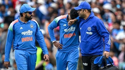 India's Shreyas Iyer (C) reacts in pain after falling on the ground while taking a catch to dismiss Australia's Alex Carey as his teammate Rohit Sharma (L) watches (AFP) India's Shreyas Iyer (C) reacts in pain after falling on the ground while taking a catch to dismiss Australia's Alex Carey as his teammate Rohit Sharma (L) watches (AFP)