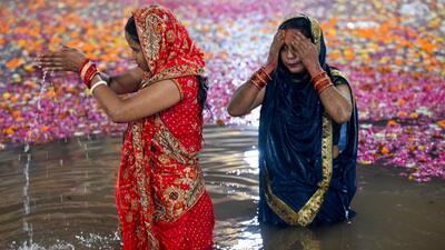 Devotees offer prayers to the rising sun on the fourth and last day of Chhath Puja, in Noida. (Sunil Ghosh/ HT Photo) Devotees offer prayers to the rising sun on the fourth and last day of Chhath Puja, in Noida. (Sunil Ghosh/ HT Photo)