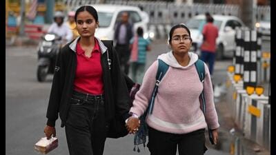 Girls seen wearing woollens in Lucknow where the maximum temperature was recorded at 25.4 deg C on Tuesday, which was six notches below normal. (HT Photo)