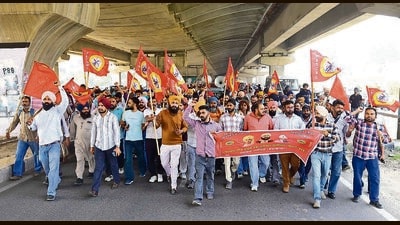 Outsourced staff of PSPCL marching towards power minister Sanjeev Arora’s residence in Ludhiana on Tuesday. (Gurpreet Singh/HT)