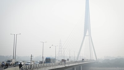Vehicles seen on the Signature Bridge in Delhi on a polluted morning. (Sanchit Khanna/HT Photo) Vehicles seen on the Signature Bridge in Delhi on a polluted morning. (Sanchit Khanna/HT Photo)