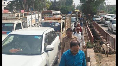 There was a massive jam on both sides of the road on Shastri Bridge in Prayagraj on Tuesday morning. (Sourced) There was a massive jam on both sides of the road on Shastri Bridge in Prayagraj on Tuesday morning. (Sourced)