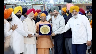 Union minister Hardeep Singh Puri and UP CM Yogi Adityanath at Rakabganj Gurudwara in Lucknow on October 28 (HT photo)