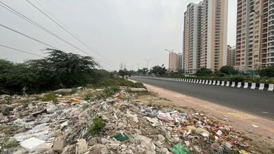 Unmaintained, garbage filled green belt of Sector 102 in Gurugram. (Parveen Kumar/HT) Unmaintained, garbage filled green belt of Sector 102 in Gurugram. (Parveen Kumar/HT)