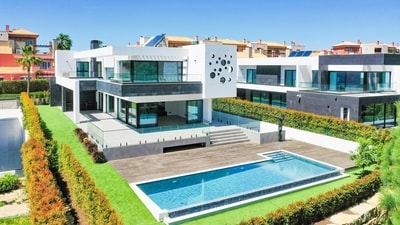 Driven by the need for more space and privacy, Bengaluru buyers are shifting from high-rises to villaments, hybrid homes offering villa comfort with apartment convenience. NoBroker data shows demand surged 37% in Q3 2025, outpacing the 13% rise for regular apartments. (Representational Image) (Unsplash )