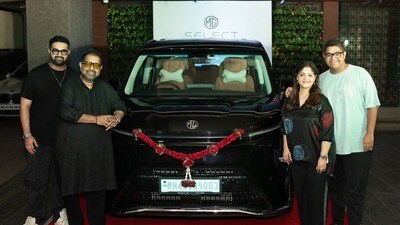 ఎంజీ ఎం9తో శంకర్ మహదేవన్ కుటుంబం.. ఎంజీ ఎం9తో శంకర్ మహదేవన్ కుటుంబం..