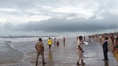 Puri, Oct 28 (ANI): Lifeguards prevent tourists near the sea as a precautionary measure in the wake of Cyclone Montha, in Puri on Tuesday. (ANI Video Grab) (ANI Video Grab) Puri, Oct 28 (ANI): Lifeguards prevent tourists near the sea as a precautionary measure in the wake of Cyclone Montha, in Puri on Tuesday. (ANI Video Grab) (ANI Video Grab)