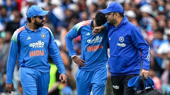 India's Shreyas Iyer (C) reacts in pain after falling on the ground while taking a catch to dismiss Australia's Alex Carey as his teammate Rohit Sharma (L) watches (AFP)
