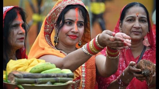 Women offer Usha Arghya to the rising sun, marking the end of puja rituals in Lucknow. (Deepak Gupta)