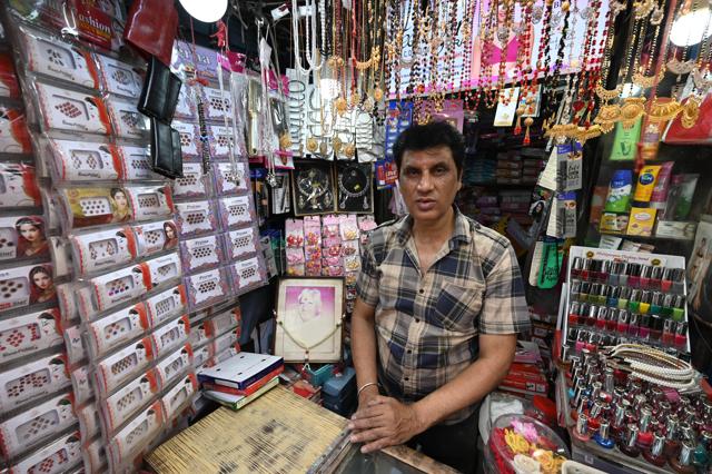 Vijay Sikka rebuilt his father’s shop after the blast and started all over again. (ARVIND YADAV/HT PHOTO) Vijay Sikka rebuilt his father’s shop after the blast and started all over again. (ARVIND YADAV/HT PHOTO)
