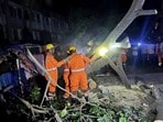 తుపాను కారణంగా నేలకొరిగిన చెట్టు(@NDRFHQ)