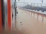 డోర్నకల్‌ రైల్వే స్టేషన్‌లో పట్టాల పైకి చేరిన వరద నీరు