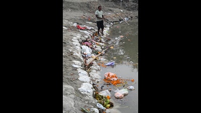 A View of Sonia Vihar Chhath Ghat after Chhath Puja, on Wednesday (Arvind Yadav/ HT) A View of Sonia Vihar Chhath Ghat after Chhath Puja, on Wednesday (Arvind Yadav/ HT)