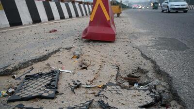 A damaged portion of Hero Honda chowk flyover near Sector 34 in Gurugram on Wednesday. (Parveen Kumar/HT) A damaged portion of Hero Honda chowk flyover near Sector 34 in Gurugram on Wednesday. (Parveen Kumar/HT)