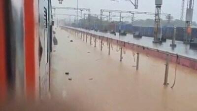 డోర్నకల్ రైల్వే స్టేషన్లో పట్టాల పైకి చేరిన వరద నీరు డోర్నకల్ రైల్వే స్టేషన్లో పట్టాల పైకి చేరిన వరద నీరు