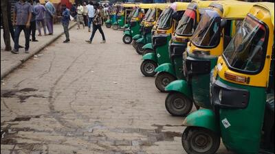 Gurugram traffic police introduce numbered parking for autos outside Iffco Chowk Metro to prevent crowding and ensure smooth commuter flow (HT Photo)