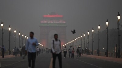 A layer of smog engulfs the India Gate, deteriorating air quality during the evening hours, on Wednesday October 29, 2025, in New Delhi, (Sanjeev Verma/HT Photo) A layer of smog engulfs the India Gate, deteriorating air quality during the evening hours, on Wednesday October 29, 2025, in New Delhi, (Sanjeev Verma/HT Photo)