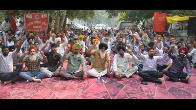 PSPCL employees protesting against the Optimum Use of Vacant Government Lands scheme outside the chief engineer's office in Ludhiana on Wednesday. (Manish/HT) PSPCL employees protesting against the Optimum Use of Vacant Government Lands scheme outside the chief engineer's office in Ludhiana on Wednesday. (Manish/HT)