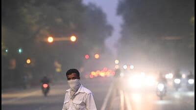 Smog engulfs Tilak Marg near Supreme court on Tilak Marg on Wednesday. (Arvind Yadav/HT) Smog engulfs Tilak Marg near Supreme court on Tilak Marg on Wednesday. (Arvind Yadav/HT)