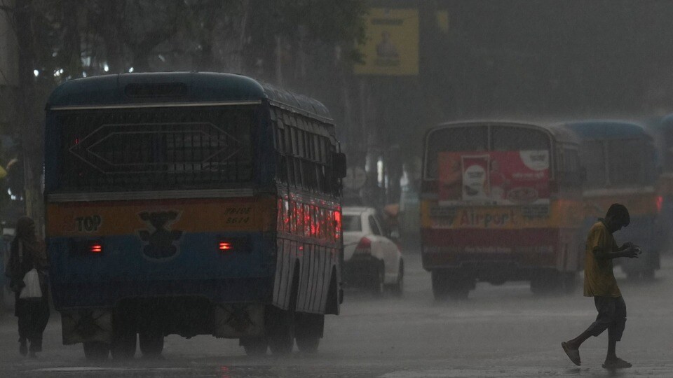 Cyclone In. Wb Cyclone Impact on WB and Heavy Rain: দুর্যোগের শঙ্কা বাংলায়, অতিভারী ...