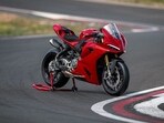 The 2025 Ducati Panigale V2 is powered by a new 890 cc twin-cylinder engine.