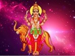 <p>అక్టోబర్ 27న అనురాధ నక్షత్రంలో బుధుడు తన కదలికను ప్రారంభించాడు. అనురాధ నక్షత్రానికి అధిపతి శని, కర్మలను ప్రసాదిస్తాడు. ఈ నక్షత్రంలో బుధుడు నవంబర్ 20 వరకు తన కదలికను కొనసాగిస్తాడు. జ్యోతిషశాస్త్రం ప్రకారం గ్రహాలకు రాకుమారుడిగా పిలిచే బుధుని సంచారం అన్ని రాశులకు చెందిన వ్యక్తుల జీవితాలపై ప్రభావం చూపుతుంది. బుధుడు సంచారం వల్ల ఏ మూడు రాశులకు వారి జీవితాల్లో చాలా శుభవార్తలు వస్తాయో చూద్దాం..</p>