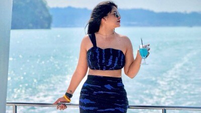 <p>తాజాగా బ్లూ కలర్ థైస్ స్లిట్ డ్రెస్సులో దర్శనం ఇచ్చింది అమూల్య గౌడ. సముద్రంలో వెళ్తున్న షిప్‌లో స్టన్నింగ్ పోజులతో గ్లామర్ షోతో ఆకర్షించింది గుండె నిండా గుడి గంటలు సీరియల్ మీనా అలియాస్ అమూల్య గౌడ.<br> </p> (Instagram/Amulya Gowda)