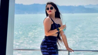 <p>నీలి రంగు మోడ్రన్ డ్రెస్సులో, మందు తాగుతున్న ఫొటోలను తన ఇన్‌స్టాగ్రామ్ అకౌంట్‌లో షేర్ చేసింది అమూల్య గౌడ. ఆ ఫొటోలు పంచుకుంటూ గ్యాలరీ క్లీనప్ మోడ్ అని క్యాప్షన్ పెట్టింది గుండె నిండా గుడి గంటలు మీనా. <br> </p> (Instagram/Amulya Gowda)
