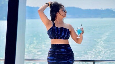 <p>బ్లూ స్లిట్ డ్రెస్సులో థైస్ అందాలతో హాట్ షో చేసింది బ్యూటిఫుల్ హీరోయిన్ అమూల్య గౌడ. అంతేకాకుండా బ్లూ కలర్‌లో ఉన్న డ్రింక్ సేవిస్తూ ఫొటోలకు పోజులిచ్చింది ఈ ముద్దుగుమ్మ. <br> </p> (Instagram/Amulya Gowda)