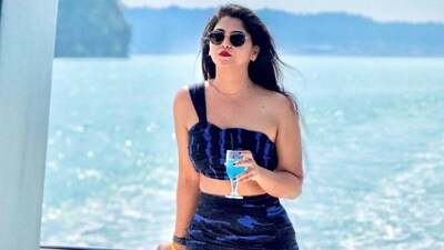 <p>ఇక సోషల్ మీడియాలో వెంటనే అమూల్య గౌడ గ్లామర్ ఫొటోలు వైరల్ అయ్యాయి. వాటికి పలు విధాలుగా నెటిజన్స్, అమూల్య గౌడ అభిమానులు కామెంట్స్ చేస్తున్నారు. అమూల్య అందాన్న పొగుడుతున్నారు. <br> </p> (Instagram/Amulya Gowda)