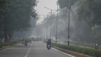 New Delhi, India - Oct. 29, 2025: Mist sprayers sprinkling water to settle down dust particles and amid heavy smog and pollution, at Goptnath Sadar Bazar Road in New Delhi, India, on Wednesday, October 29, 2025. (Photo by RAJ K RAJ / Hindustan Times) (RAJ K RAJ /HT PHOTO) New Delhi, India - Oct. 29, 2025: Mist sprayers sprinkling water to settle down dust particles and amid heavy smog and pollution, at Goptnath Sadar Bazar Road in New Delhi, India, on Wednesday, October 29, 2025. (Photo by RAJ K RAJ / Hindustan Times) (RAJ K RAJ /HT PHOTO)