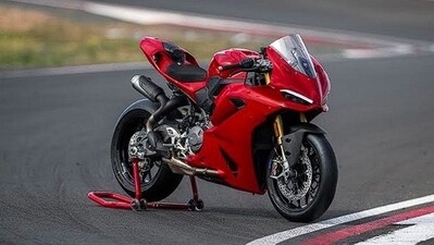 The 2025 Ducati Panigale V2 is powered by a new 890 cc twin-cylinder engine. The 2025 Ducati Panigale V2 is powered by a new 890 cc twin-cylinder engine.