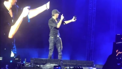 Enrique Iglesias clicks selfie with a fan's phone on stage at his Mumbai concert. (Photo: Abhimanyu Mathur) Enrique Iglesias clicks selfie with a fan's phone on stage at his Mumbai concert. (Photo: Abhimanyu Mathur)