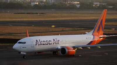 FILE PHOTO: An Akasa Air passenger aircraft taxis on the tarmac at Chhatrapati Shivaji International Airport in Mumbai (REUTERS) FILE PHOTO: An Akasa Air passenger aircraft taxis on the tarmac at Chhatrapati Shivaji International Airport in Mumbai (REUTERS)