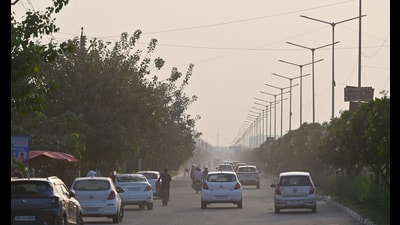 On Thursday, the maximum temperature rose from 30.4°C to 32°C, 3.2 degrees above normal. (Ravi Kumar/HT)