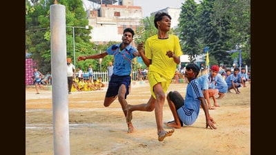 Players in action during the inter-state kho-kho tournament at School of Eminence, Jawahar Nagar, in Ludhiana on Thursday. (Manish/HT)