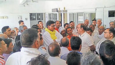 Since Tuesday, several farmers have been protesting outside the Noida authority’s office in Sector 6 for an increase in their compensation, affecting the movement of traffic. (HT Archive) Since Tuesday, several farmers have been protesting outside the Noida authority’s office in Sector 6 for an increase in their compensation, affecting the movement of traffic. (HT Archive)