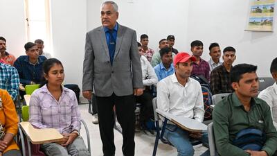 Singh giving free classes for security jobs in Gurugram. (Parveen Kumar/HT) Singh giving free classes for security jobs in Gurugram. (Parveen Kumar/HT)