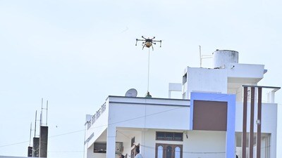 <p>ఇండ్లు, బంగ్లాలపై చిక్కుకుపోయిన వారికి డ్రోన్ల ద్వారా ఆహారాన్ని సరఫరా చేస్తున్నారు. మంచి నీటిని కూడా ఇదే మాదిరిగా పంపిస్తున్నారు.</p> <p>ఇండ్లు, బంగ్లాలపై చిక్కుకుపోయిన వారికి డ్రోన్ల ద్వారా ఆహారాన్ని సరఫరా చేస్తున్నారు. మంచి నీటిని కూడా ఇదే మాదిరిగా పంపిస్తున్నారు.</p>