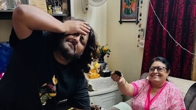 ভাঙ্গা পা নিয়েই কেক কাটলেন নিলয়নের মা