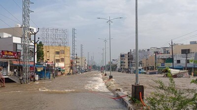 రోడ్లపై వరద నీరు రోడ్లపై వరద నీరు