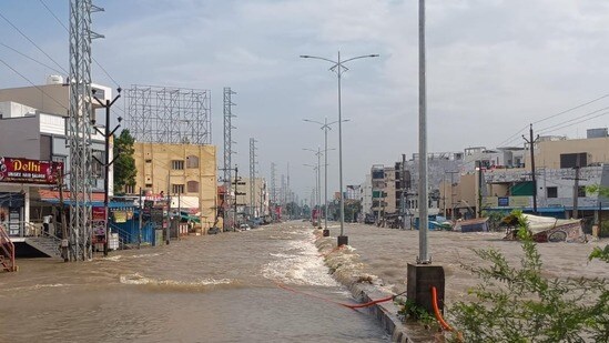 రోడ్లపై వరద నీరు