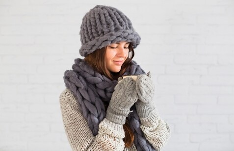 cosy winter accessory guide (Freepik)