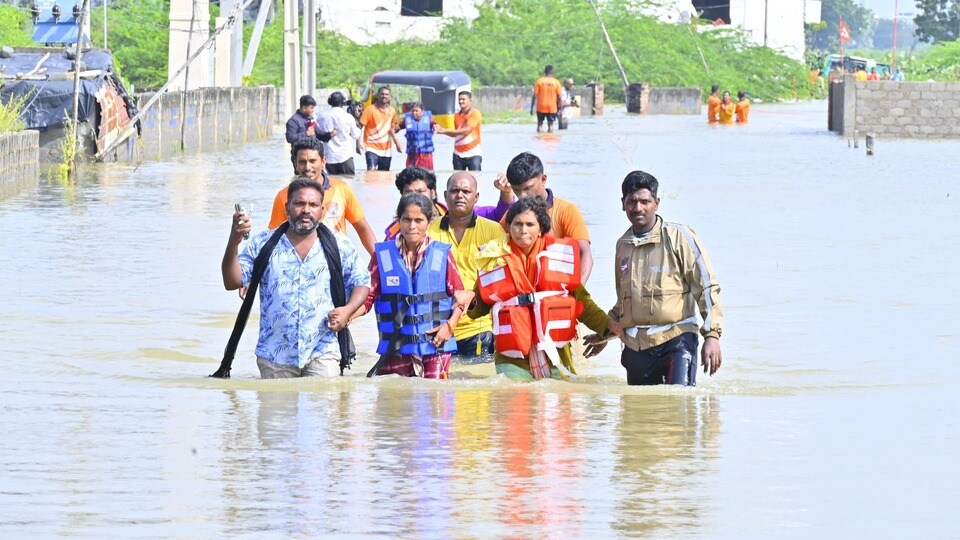 <p>సహాయక బృందాలు ఎప్పటికప్పుడు వరద బాధితులను సురక్షిత ప్రాంతాలకు తరలిస్తున్నారు. </p>