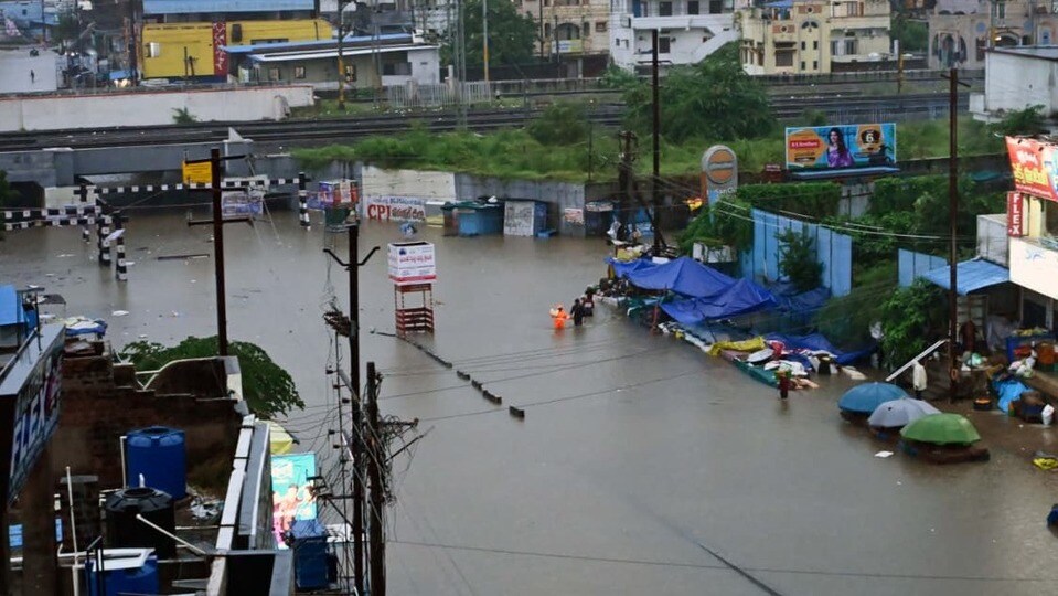 <p>మొంథా తుఫాన్ ప్రభావంతో ఉమ్మడి వరగంల్ జిల్లా ఉక్కిరిబిక్కిరి అవుతోంది. రెండు రోజులుగా కురుసిన భారీ వర్షాలకు వరంగల్‌, హన్మకొండలోని చాలా ప్రాంతాలు జలదిగ్బంధంలో చిక్కుకున్నాయి. </p>