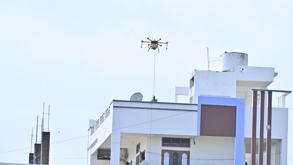 <p>ఇండ్లు, బంగ్లాలపై చిక్కుకుపోయిన వారికి డ్రోన్ల ద్వారా ఆహారాన్ని సరఫరా చేస్తున్నారు. మంచి నీటిని కూడా ఇదే మాదిరిగా పంపిస్తున్నారు.</p>