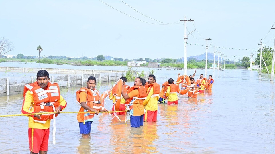 <p>వరంగల్ పరిధిలోని ఎన్‌ఎన్ నగర్, బీఆర్ నగర్ వరద ముంపు ప్రాంతాల్లో ప్రజలు తీవ్ర ఇబ్బందులు పడుతున్నారు. వీరిని బోట్లు, లైఫ్ జాకెట్ల సాయంతో సురక్షిత ప్రాంతాలకు తరలిస్తున్నారు. </p>