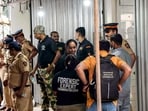 Two police teams climbed up the duct line of the building with the help of the fire brigade and barged in the studio fall from two directions. 