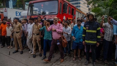 After his refusals to surrender, two police teams climbed the building's duct line with the fire brigade's assistance. (HT Photo) After his refusals to surrender, two police teams climbed the building's duct line with the fire brigade's assistance. (HT Photo)
